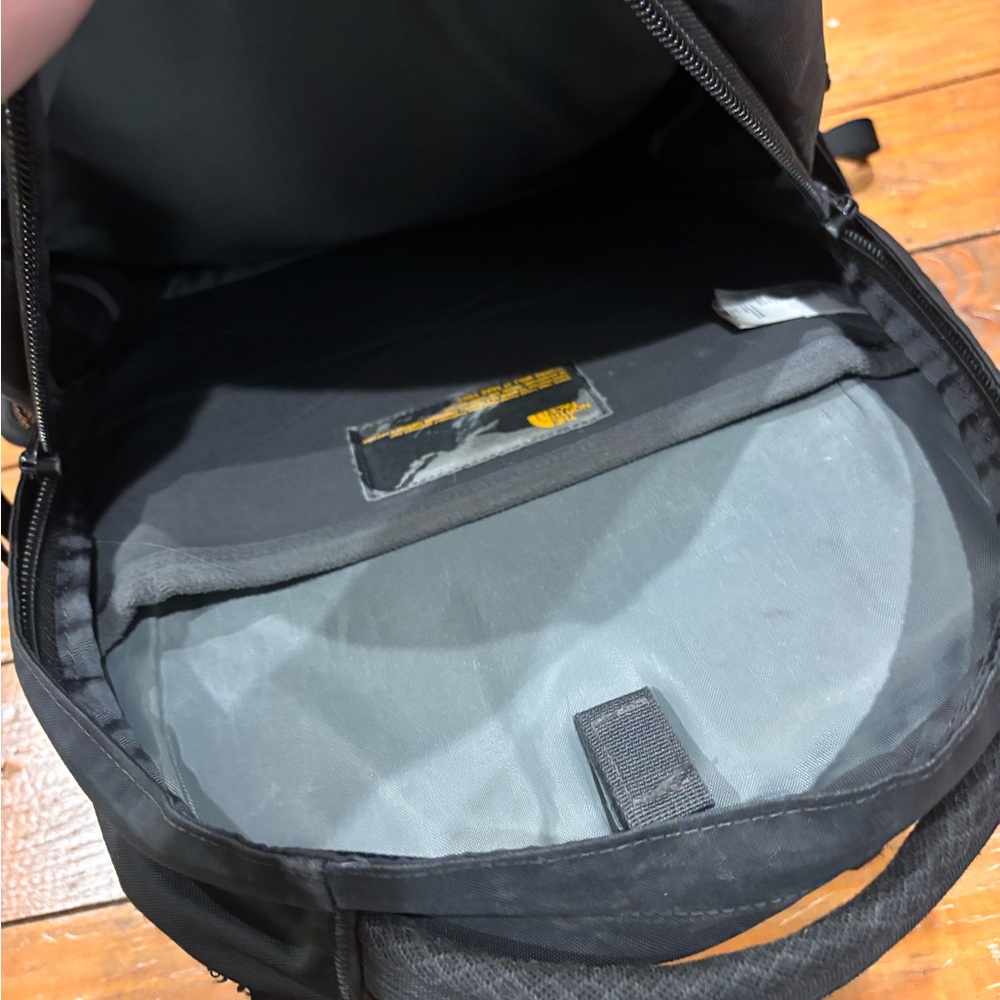 (979)*NORTH FACE BLACK BACKPACK* - Picture 6 of 11